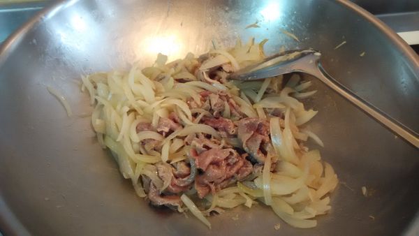 放入豬梅花肉拌炒並於起鍋前再次加入醬油調味即可裝盤上桌