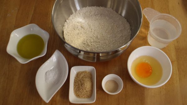 高筋麵粉400公克+乾酵母4公克+糖20公克+橄欖油3大匙+蛋1個+水180CC+鹽1小匙混和在一起揉成麵糰