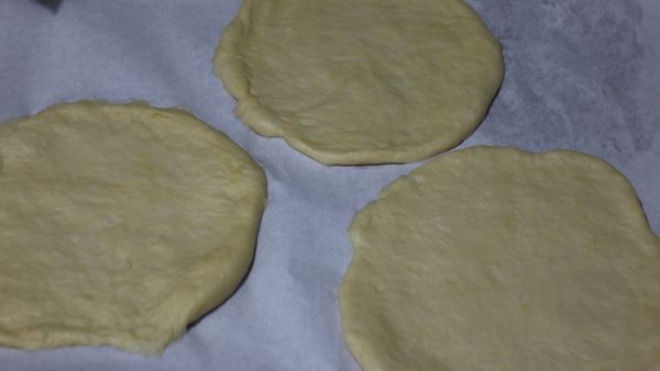 擀成圓形，放烤盤上靜置20分