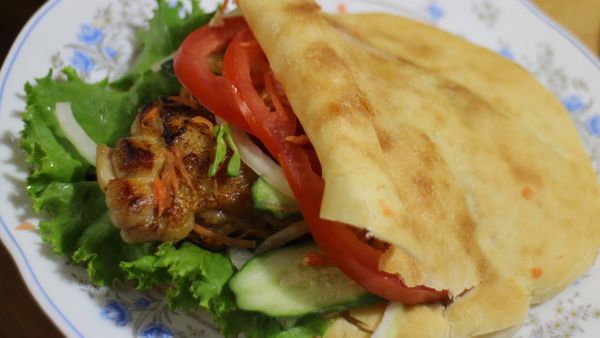 餅皮放入各種料，放1大匙優格