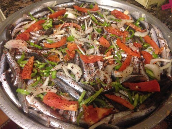 然後再放上青椒絲，番茄絲，洋蔥絲，還有月桂葉，撒上現磨胡椒粉，辣椒粉，再撒些鹽。