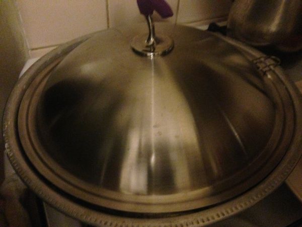 蓋上蓋子如圖，放在瓦斯爐上中小火，不用放一滴水，他自己會出水，大約20分鐘以後，就會有香味出來，因為鯷魚很小，所以很容易熟，等熟了以後，可以開大火將烤盤裡的湯汁受乾，此時必須旋轉烤盤，讓個方面都烤到，最好烤到底部有些焦黃，味道會更香濃，顏色會更好。