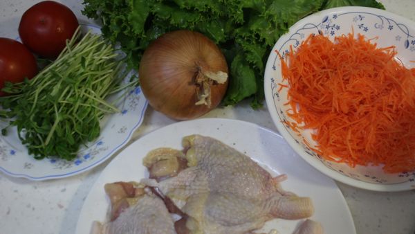 小雞腿拭乾水份，灑上海鹽、胡椒粉醃1小時

牛蕃茄、小黃瓜切片，洋蔥切絲