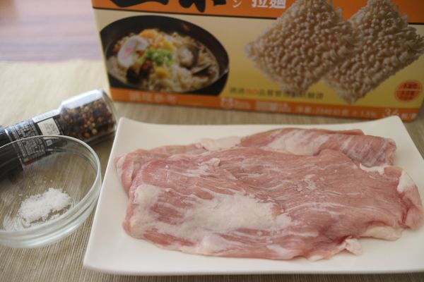 食材大集合。豬頰肉以鹽及黑胡椒先醃漬。