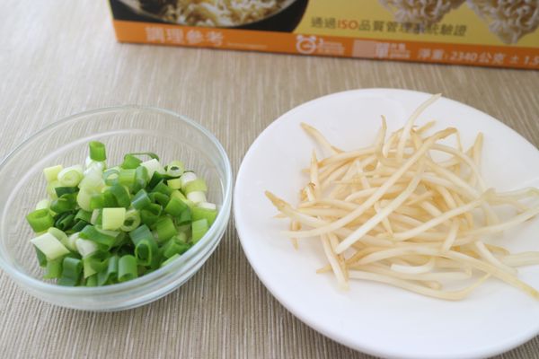 配菜。豆芽菜也可更換自己喜歡的蔬菜。