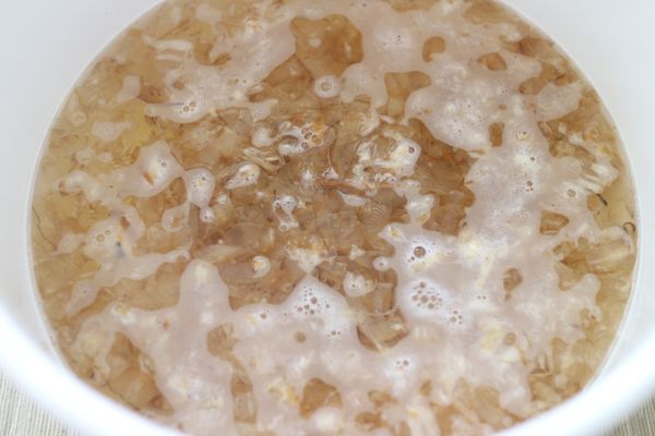 高湯煮滾後丟入柴魚，等滾後將柴魚片撈起，柴魚片先不要丟掉，稍後可變身成另一道料理。