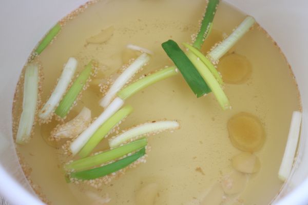 將其餘湯底材料丟進去，一樣煮到滾後，撈起材料，就完成高湯。