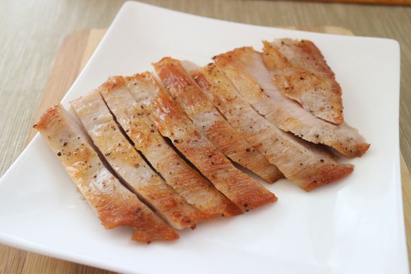 豬頰肉以平底鍋煎兩面金黃，切片。