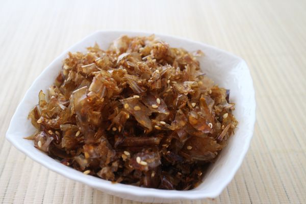 柴魚片加醬油、味霖、白芝麻及水，小火拌炒至湯汁收乾，就是蜜汁柴魚片。