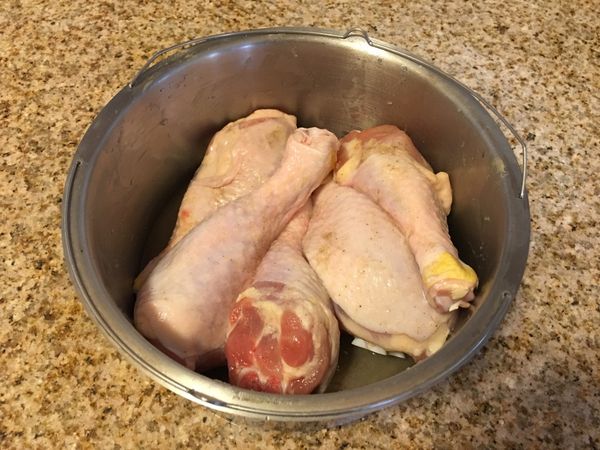把雞腿放入鍋子裡，加入三大匙米酒，一小匙白胡椒粉及一小匙海鹽。均勻的塗抹每隻雞腿。放到冰箱裡醃製一個小時。