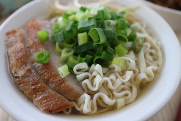 組合五木原味拉麵、湯底，擺上豬頰肉，撒上蔥花及豆芽菜，就可上桌了。