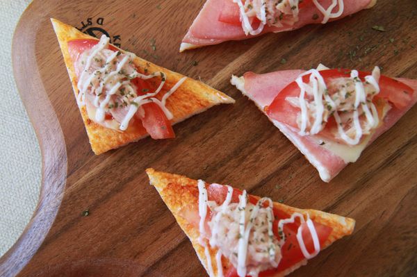 再放上番茄片、適量鮪魚片，擠上少許美奶滋，灑上洋香菜即完成。