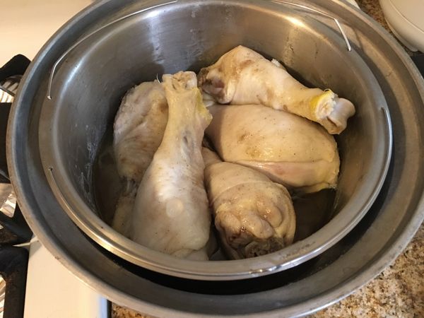 把醃製好的雞肉放入電鍋內。外加一杯水。