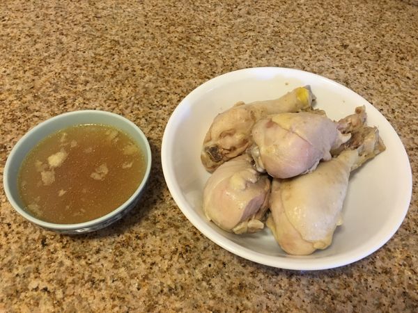 蒸熟後把雞湯到出來，備用。