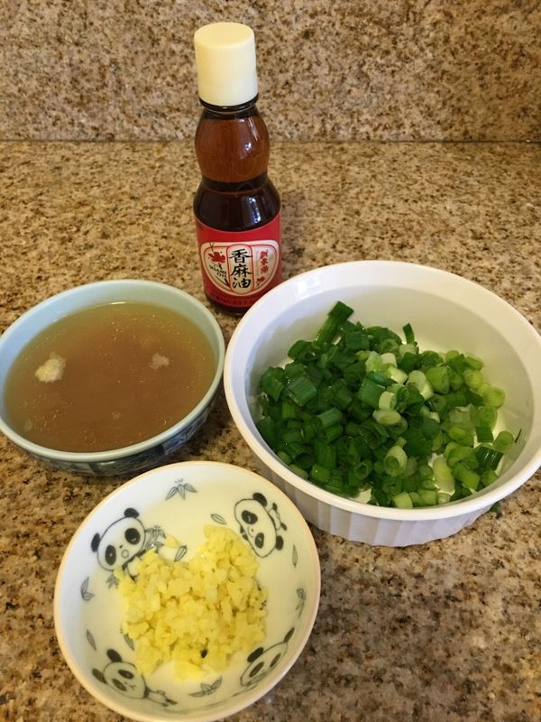 熱鍋，麻油燒熱後加入薑末及蔥花。攪拌均勻後拌入雞湯。