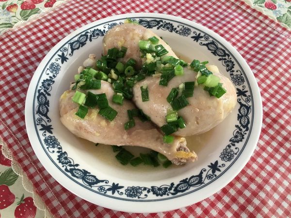 最後把蔥油雞湯淋上雞肉即可!!