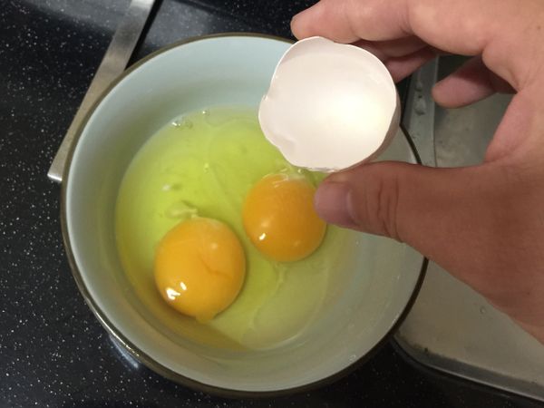 打兩個蛋 用蛋殼加三個半顆蛋殼的水
然後打勻