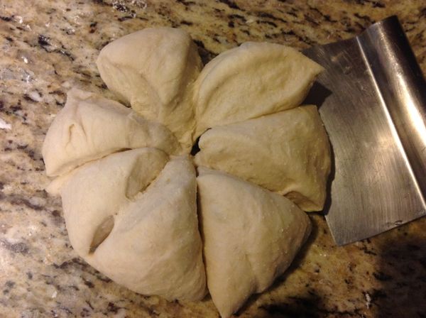 將麵團用括刀切分成 6  等份