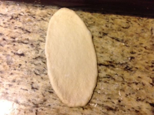每份小麵團桿開,用桿麵棍橄成橢圓長形