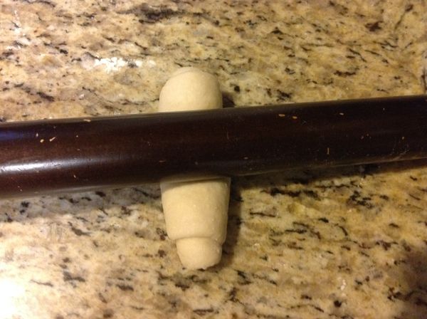 用橄麵棍,將麵團橄成直的,薄的,長形橢圓條狀.