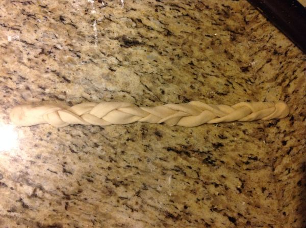 接著像編辨子一樣,來編做成一條麵包;左右交叉的編在一起,尾端緊密接合處收緊