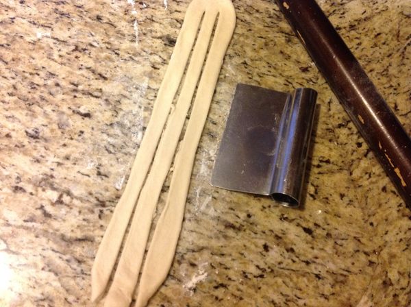 用括刀切分成 3 條等份. 上端不切斷. 留約1.5 公分