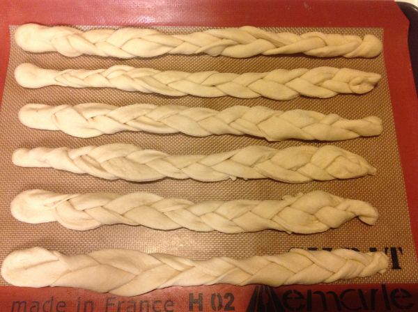 依序做其他的麵團編辨子整型 &amp; 放在烤盤上;共編整出 6 條辨子