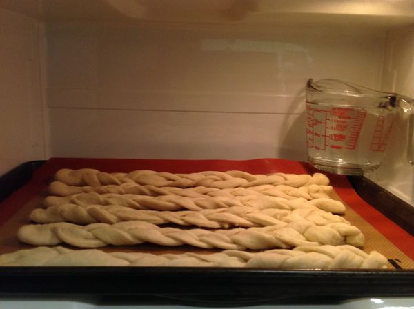 在麵條上噴些水或蓋上濕布/錫箔紙, 放在烤箱或微波爐溫暖處＋1杯熱水, 進行二次發酵 30-40分鐘 或是等到麵團為1.5-2倍大