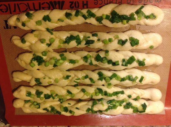 麵團上輕輕夾放上以攪拌好的表面食材蔥蛋液