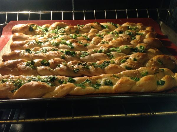 烤至香蔥辮子麵包條表面呈現金黃色,就完成了!!