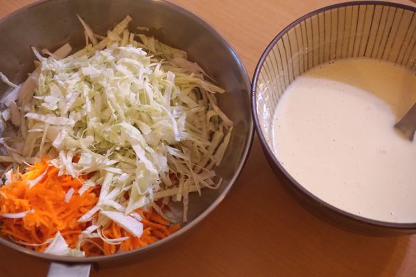 高麗菜洗淨後切成絲條狀，胡蘿蔔刨成絲狀，中筋麵粉加入雞蛋並加入適當水量調成液狀