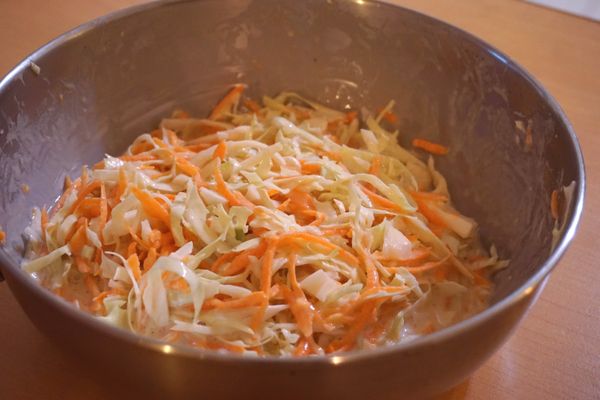 蔬菜加入麵糊裡攪拌，加入調味料(鹽及胡椒粉)