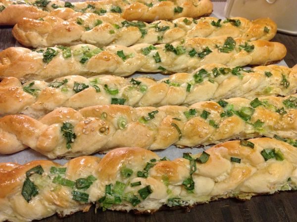 換換外型烘培,將蔥麵包編織成漂亮的辮子.看漂亮的外表.加上香濃的蔥香味,趁熱來吃~熱呼呼的享用下去有香蔥的香味!超棒的唷!