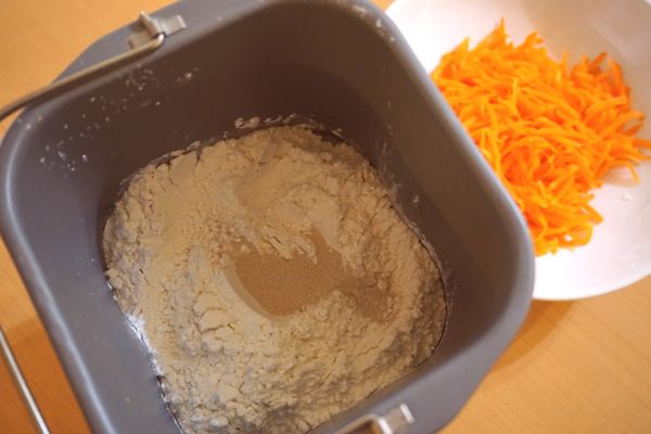 將蜂蜜(30ml)倒入量杯並加水至刻度130ml後，調成蜂蜜水再倒入麵包機內鍋內。依續加入雞蛋、油、麵粉、鹽、發酵粉，接著操作麵包機，按吐司製程開始製做。