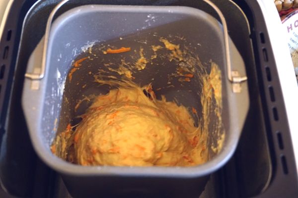 加乾料時倒入已蒸熟的胡蘿蔔絲即可。(胡蘿蔔刨成絲狀，放入電鍋炊熟一下即可)也可以用胡蘿蔔泥，但想要有點口感胡蘿蔔絲會比較好些。