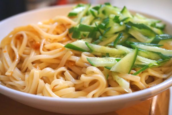 麵煮熟後撈起，拌入醬油膏、辣椒醬及油蔥，加上小黃瓜即可