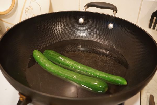 小黃瓜洗淨後先川燙一遍，切成細條狀