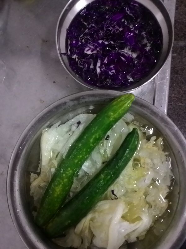 先將要做馬羚薯莎拉的萵苣剝成片狀、紫色高麗菜切絲洗淨冰冰箱備用。
馬羚薯切塊蒸熟。
烤箱預熱10分鐘