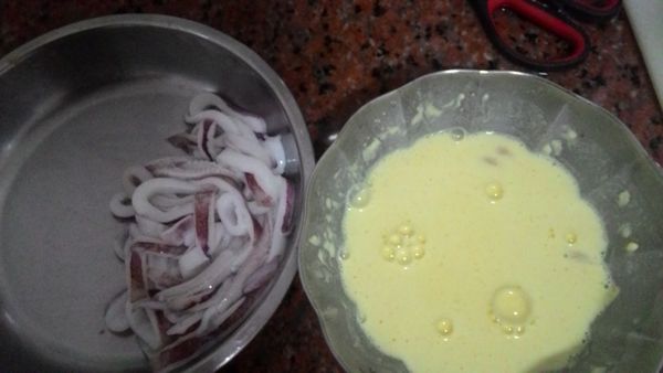 鍋子到入油預熱5分鐘。
透抽切圈先果上麵衣再裹上麵粉下鍋約兩分鐘起鍋擺盤後擠上蜂蜜莎拉醬。