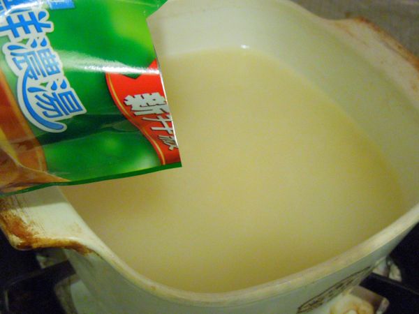 在小米粥中加入2/3包康寶濃湯包,開火後攪拌1分鐘,直到調味均勻。