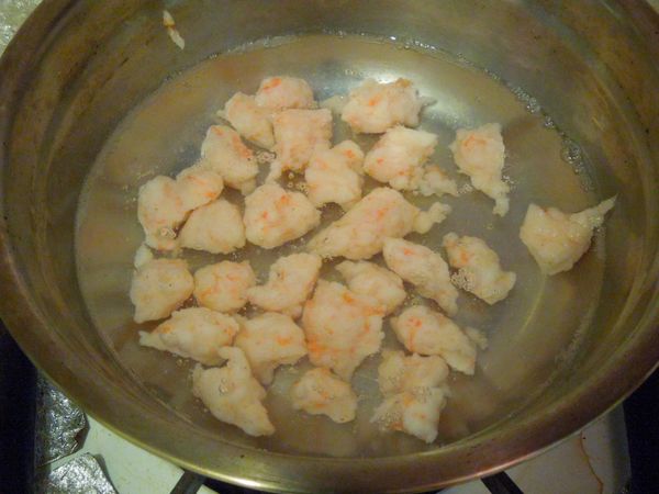 用剪刀剪下蝦泥,入熱水鍋中小火煮熟成蝦球。
