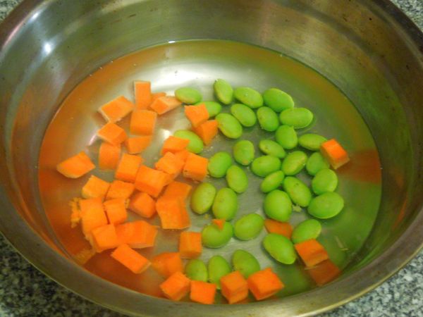 紅蘿蔔和毛豆川燙後撈起備用。