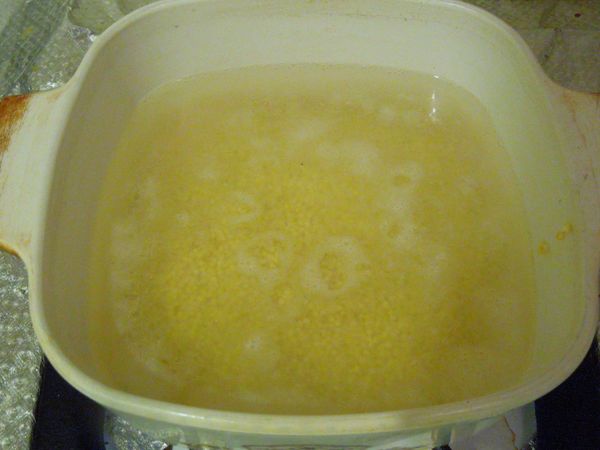 清洗小米後,放入鍋中,煮到水沸後,轉小火煮10分鐘後,悶10分鐘。