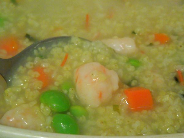 加入蝦球、紅蘿蔔丁、毛豆等配料