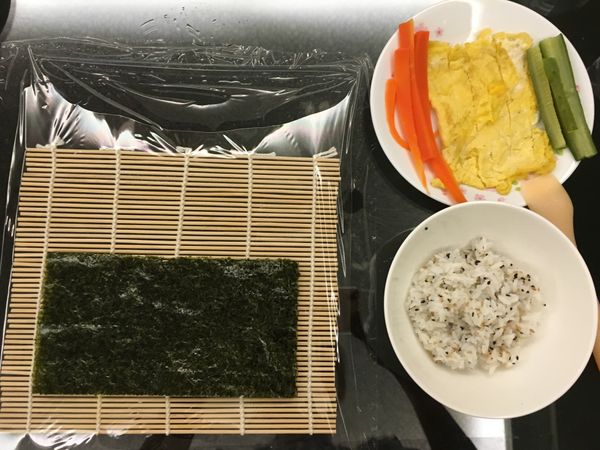 準備竹捲，蓋上一片保鮮膜，將壽司食材準備齊全。