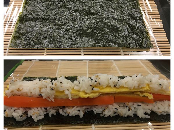 將海苔放在保鮮膜上，邊邊留一些空隙，依序放上一層約兩公分的芝麻飯、一條紅蘿蔔、小黃瓜、蛋皮，再鋪上一點白飯！