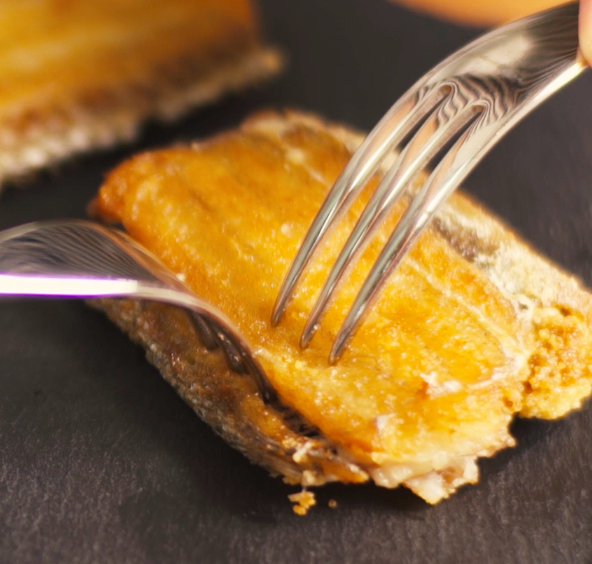 當另外一面也能用鏟子推動，就可以起鍋了，如此就能煎出完美的金黃色白帶魚啦