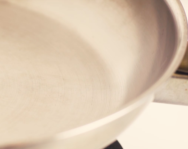 「熱」鍋，開爐火將乾鍋外圍與內部升溫。