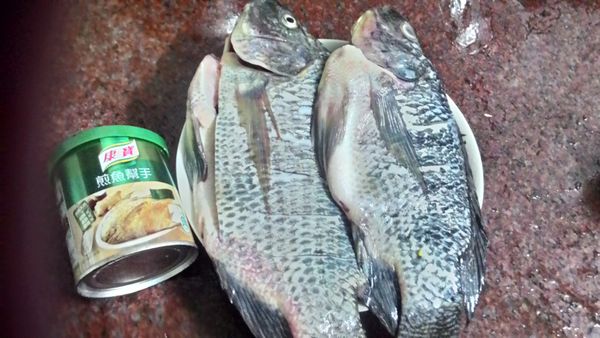 抹上一點康寶煎魚小幫手，才比較不會噴