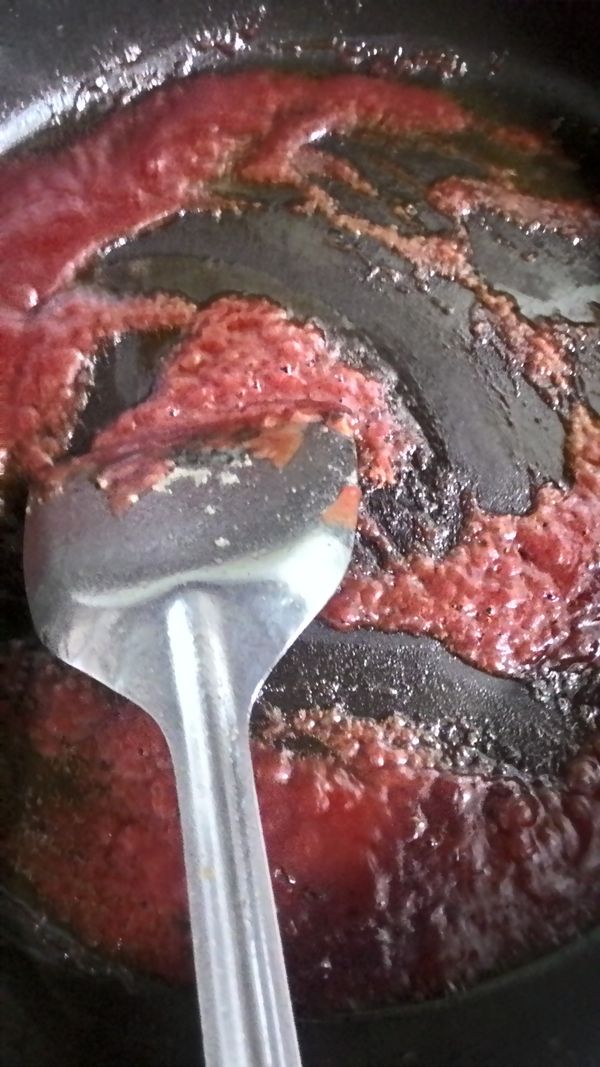 另起油鍋，開小火，倒入番茄醬，炒一下